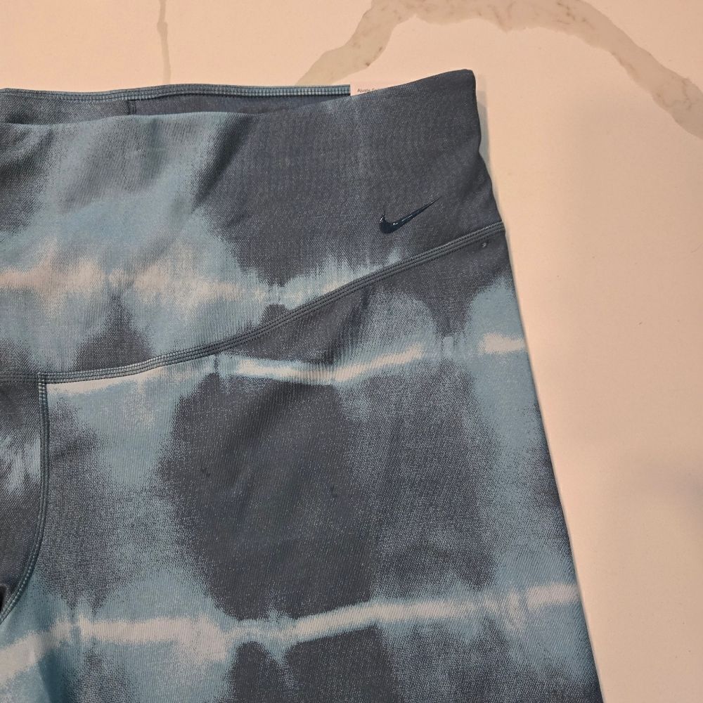 NIKE One Luxe Women’s Mide-Rise 7” Tie-Dye Training Shorts 2X - Picture 4 of 10